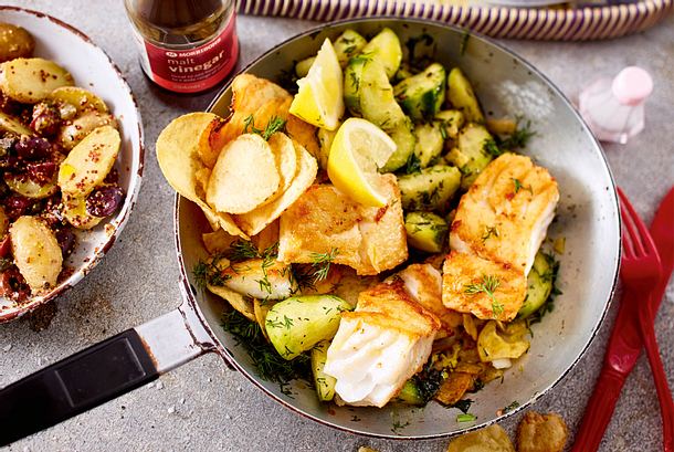 Fish & Crisps auf gebratenen Dillgurken Rezept Fish & Crisps auf gebratenen Dillgurken Rezept