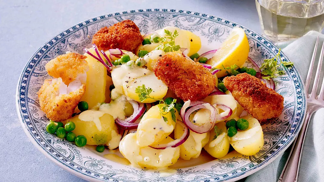 Fish ‘n‘ Kartoffelsalat mit süssem Dressing Rezept - Foto: LECKER @ Bauer Media Group Fish ‘n‘ Kartoffelsalat mit süssem Dressing Rezept - Foto: LECKER @ Bauer Media Group