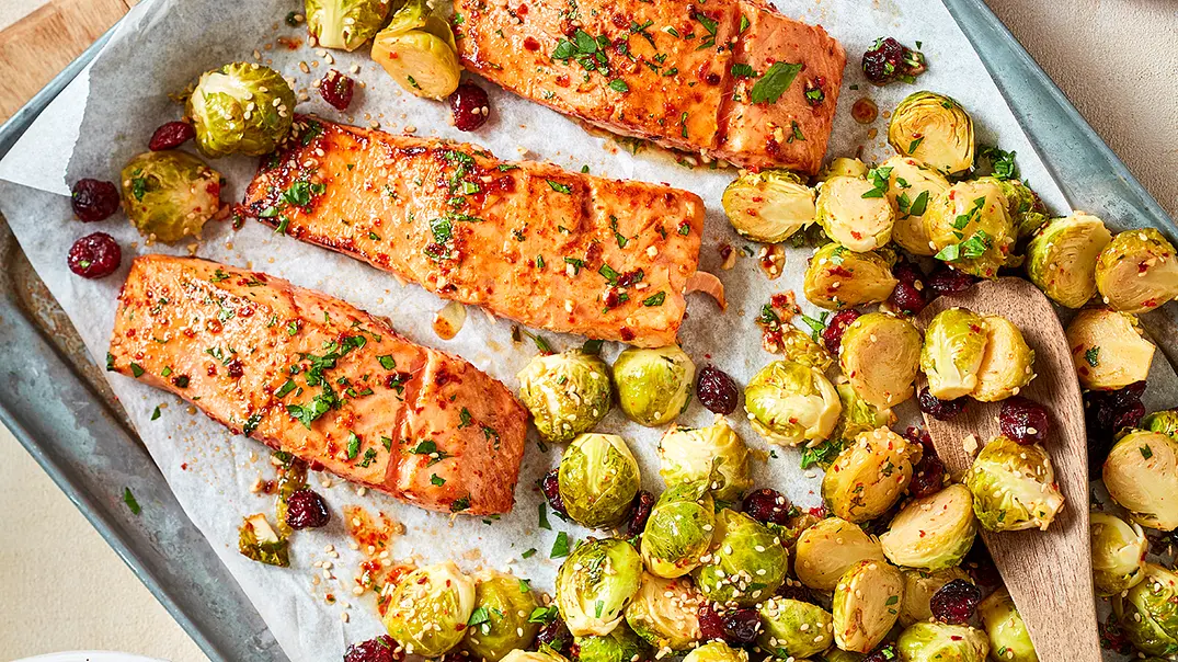 Ofenrosenkohl mit Lachs - Foto: LECKER @ Bauer Media Group
