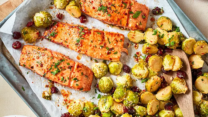 Ofenrosenkohl mit Lachs - Foto: LECKER @ Bauer Media Group Ofenrosenkohl mit Lachs - Foto: LECKER @ Bauer Media Group