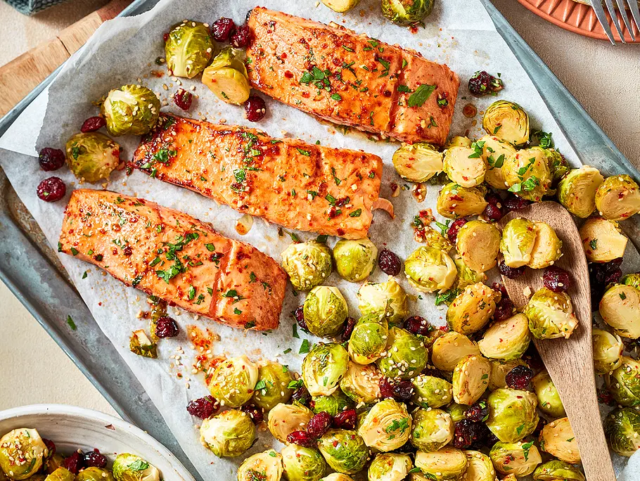 Fish ’n’ Sprouts aus dem Ofen Rezept Ofenrosenkohl mit Lachs