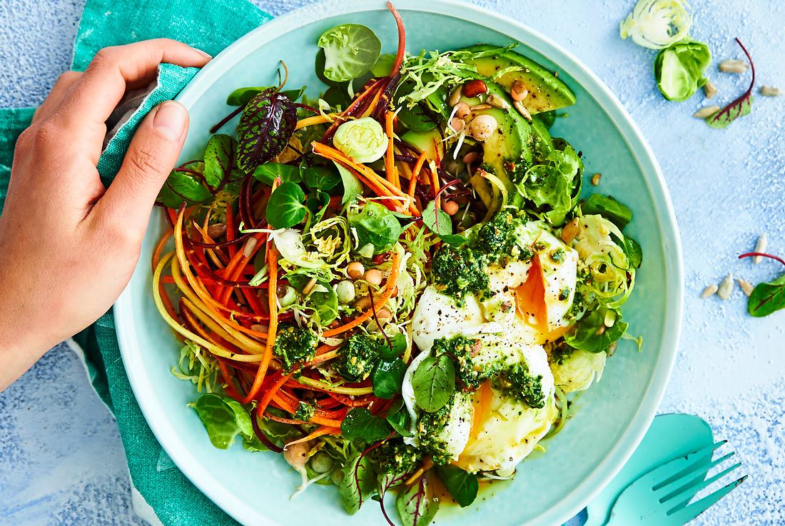 Fitmacher-Salat mit Pesto & pochiertem Ei Rezept