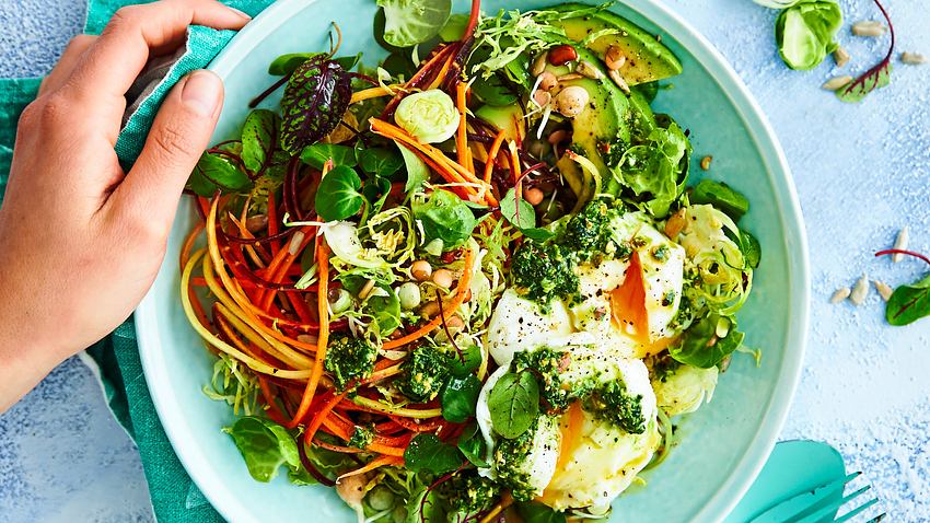 Fitmacher-Salat mit Pesto & pochiertem Ei Rezept - Foto: House of Food / Bauer Food Experts KG