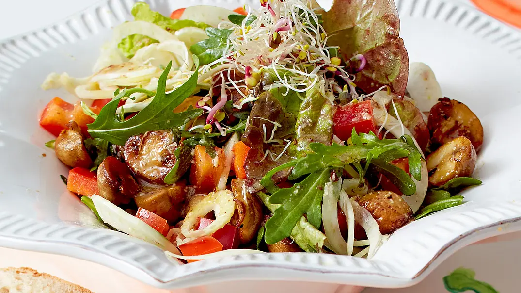 Fitness-Salat mit Haselnussdressing Rezept - Foto: LECKER @ Bauer Media Group Fitness-Salat mit Haselnussdressing Rezept - Foto: LECKER @ Bauer Media Group