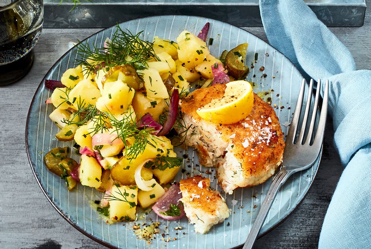 Fitte Fischfrikadellen mit Kurkuma-Pastinaken-Salat Rezept