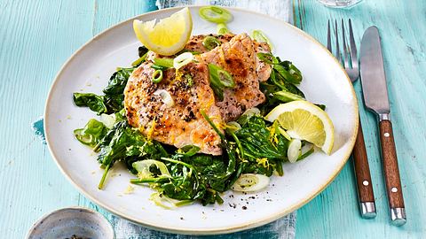 „Fix aufs Spinatbett“- Zitronenschnitzel Rezept - Foto: House of Food / Bauer Food Experts KG
