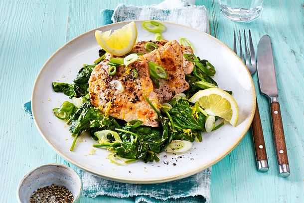 „Fix aufs Spinatbett“- Zitronenschnitzel Rezept „Fix aufs Spinatbett“- Zitronenschnitzel Rezept