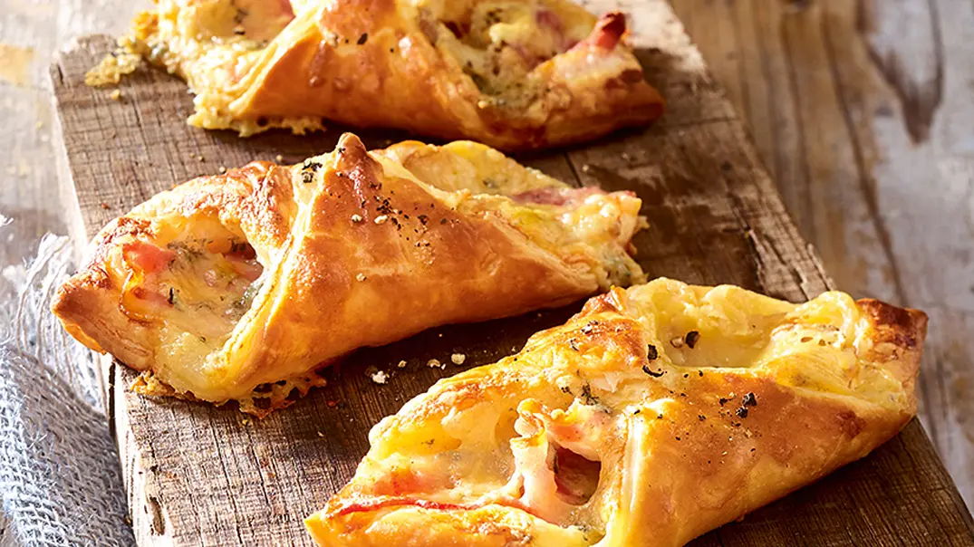 Fixe Käse-Speck-Calzönchen Rezept - Foto: LECKER @ Bauer Media Group Fixe Käse-Speck-Calzönchen Rezept - Foto: LECKER @ Bauer Media Group