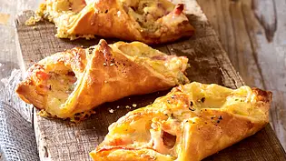 Fixe Käse-Speck-Calzönchen Rezept - Foto: LECKER @ Bauer Media Group Fixe Käse-Speck-Calzönchen Rezept - Foto: LECKER @ Bauer Media Group