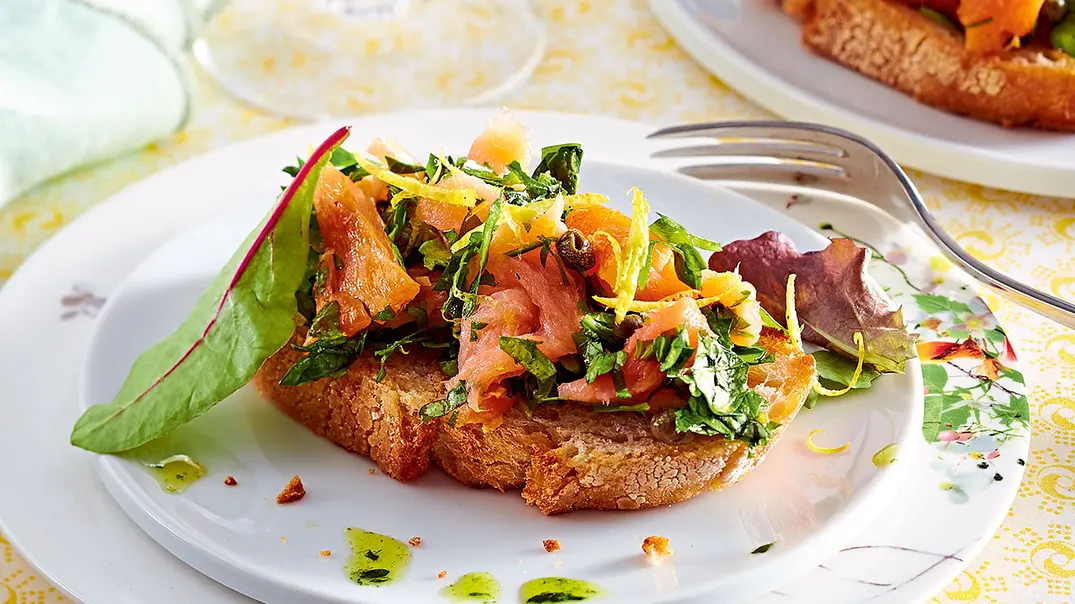 Fixe Lachs-Crostini Rezept - Foto: LECKER @ Bauer Media Group Fixe Lachs-Crostini Rezept - Foto: LECKER @ Bauer Media Group