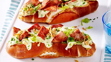 Fixe Leberkäse-Hotdogs Rezept - Foto: LECKER @ Bauer Media Group Fixe Leberkäse-Hotdogs Rezept - Foto: LECKER @ Bauer Media Group
