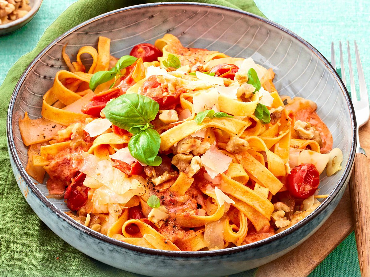 Fixe Nudeln mit cremiger Tomatensoße Rezept