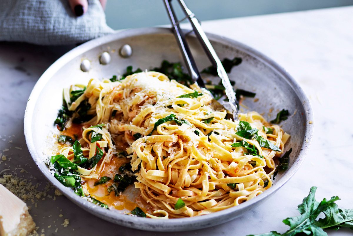 Fixe Rucola-Linguine mit Knofi-Paprika-Öl Rezept