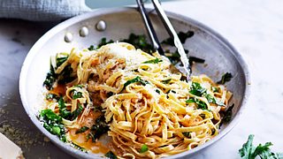 Fixe Rucola-Linguine mit Knofi-Paprika-Öl Rezept - Foto: Are Media Syndication 