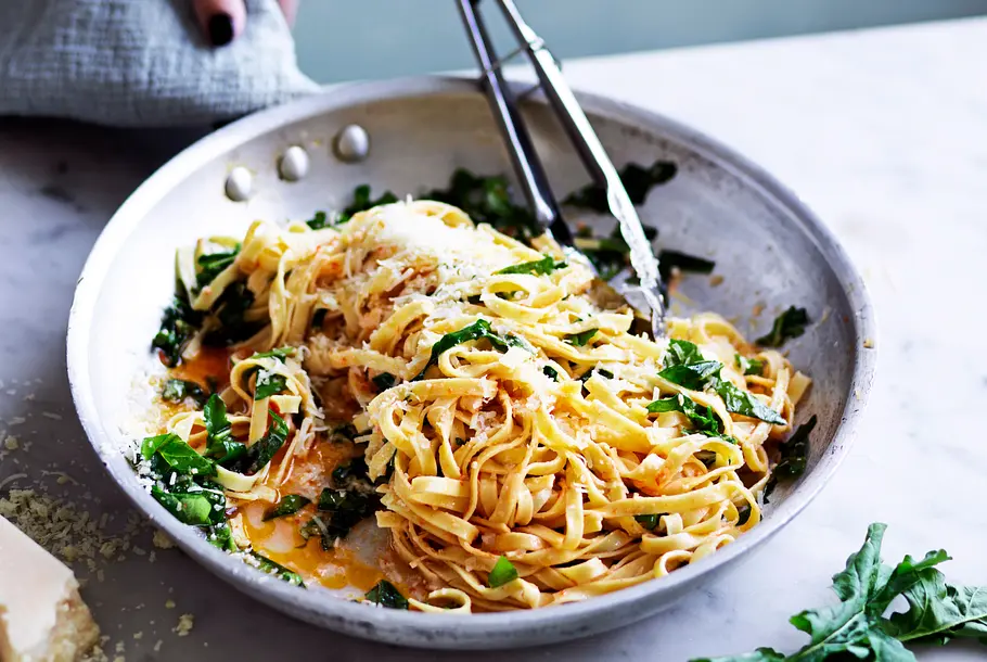 Fixe Rucola-Linguine mit Knofi-Paprika-Öl Rezept Fixe Rucola-Linguine mit Knofi-Paprika-Öl Rezept