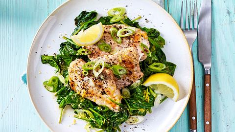 Schnitzel mit Spinat-Zitronen-Gemüse - Foto: House of Food / Bauer Food Experts KG 