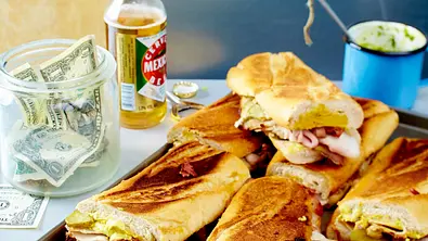 Fixe Schweinebratenpanini mit Orangensenf Rezept - Foto: LECKER @ Bauer Media Group