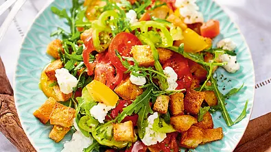 Fixer Feierabend-Brotsalat Rezept - Foto: LECKER @ Bauer Media Group Fixer Feierabend-Brotsalat Rezept - Foto: LECKER @ Bauer Media Group
