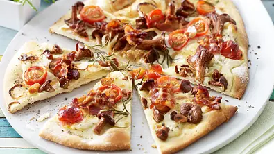 Fixer Flammkuchen mit Pfifferlingen Rezept - Foto: LECKER @ Bauer Media Group