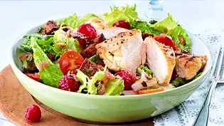 Fixer Sommersalat mit Hähnchenfilet Rezept - Foto: LECKER @ Bauer Media Group Fixer Sommersalat mit Hähnchenfilet Rezept - Foto: LECKER @ Bauer Media Group