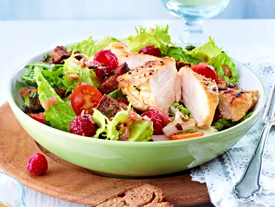 Fixer Sommersalat mit Hähnchenfilet Rezept Fixer Sommersalat mit Hähnchenfilet Rezept