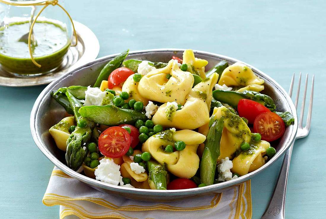 Fixer Tortelloni-Salat „Hallo, Frühling!“ Rezept | LECKER