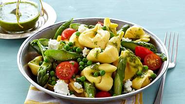 Fixer Tortelloni-Salat „Hallo, Frühling!“ Rezept - Foto: House of Food / Bauer Food Experts KG