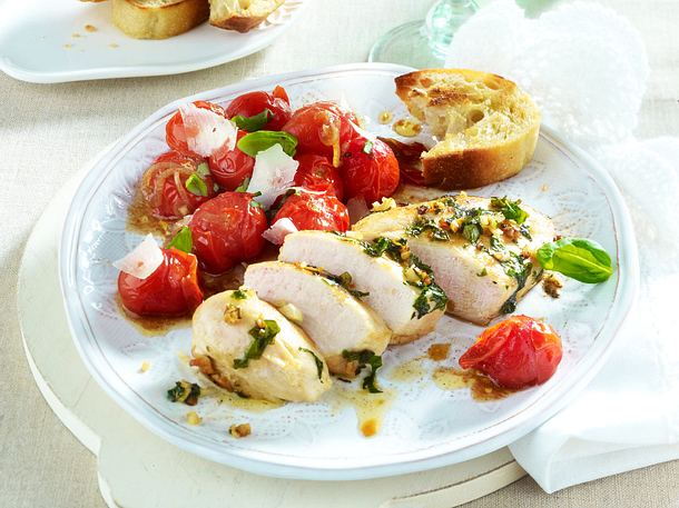 Fixes Basilikumhähnchen mit geschmolzenen Tomaten Rezept Fixes Basilikumhähnchen mit geschmolzenen Tomaten Rezept