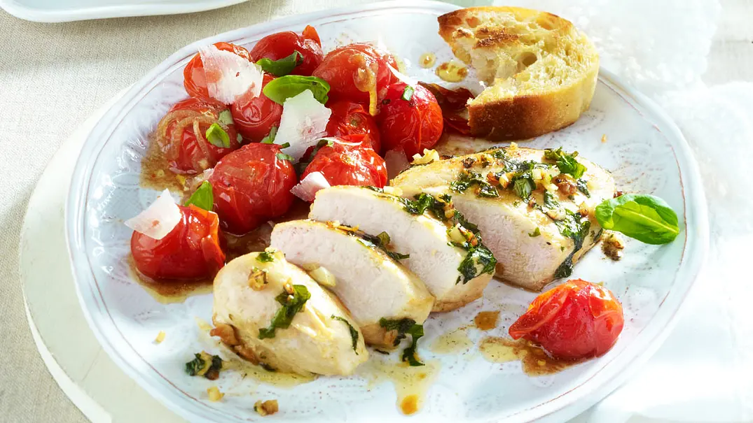 Fixes Basilikumhähnchen mit geschmolzenen Tomaten Rezept - Foto: LECKER @ Bauer Media Group Fixes Basilikumhähnchen mit geschmolzenen Tomaten Rezept - Foto: LECKER @ Bauer Media Group