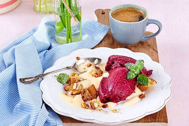 Fixes Heidelbeereis auf Prosecco-Zabaione Rezept