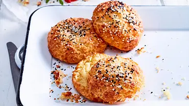 Fladen-Brötchen mit Sesam Rezept - Foto: LECKER @ Bauer Media Group Fladen-Brötchen mit Sesam Rezept - Foto: LECKER @ Bauer Media Group