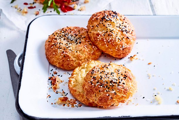 Fladen-Brötchen mit Sesam Rezept