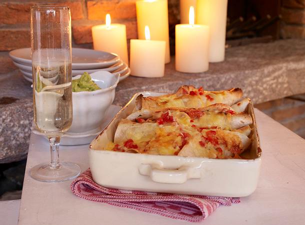 Fladen mit Tomaten, Gemüsezwiebel, Käse und Guacamole Rezept Fladen mit Tomaten, Gemüsezwiebel, Käse und Guacamole Rezept