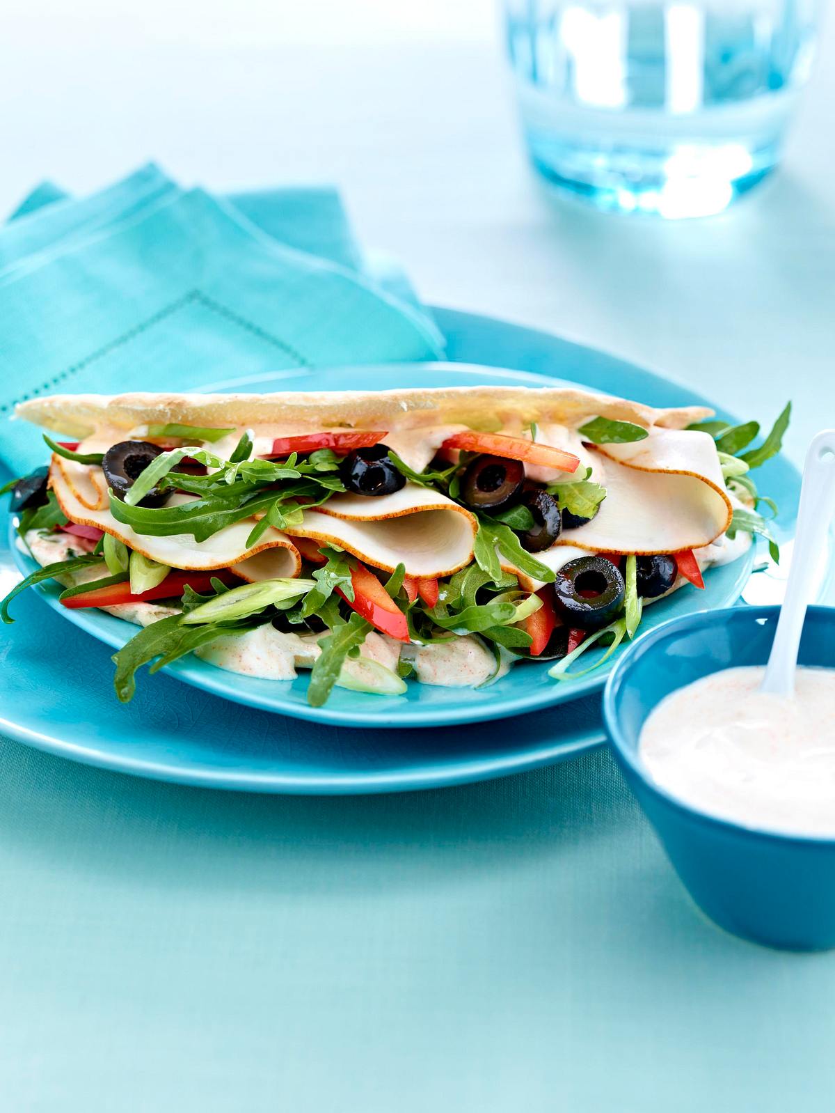 Fladenbrot mit Rauke, Paprika und Chili-Joghurt-Dressing Rezept