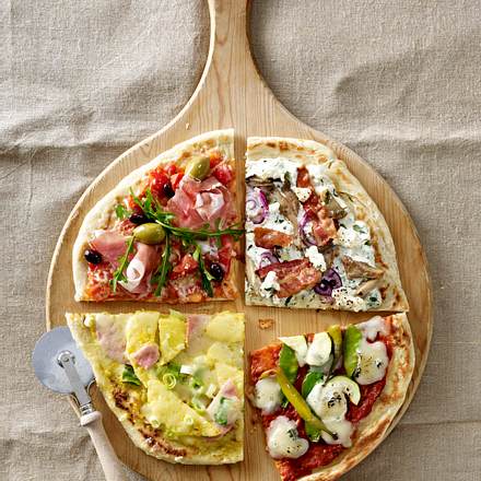 Fladenbrot Pizza Vier Mal Anders Mit Schmand Austernpilzen Speck Roten Zwiebeln Thymian Und Ziegenkase Rezept Lecker