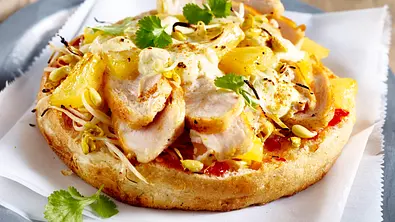 Fladenbrotpizza asiatische Art Rezept - Foto: LECKER @ Bauer Media Group