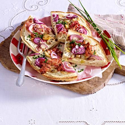 Fladenbrotpizza Mit Speck Champignons Und Roten Zwiebeln Rezept Lecker