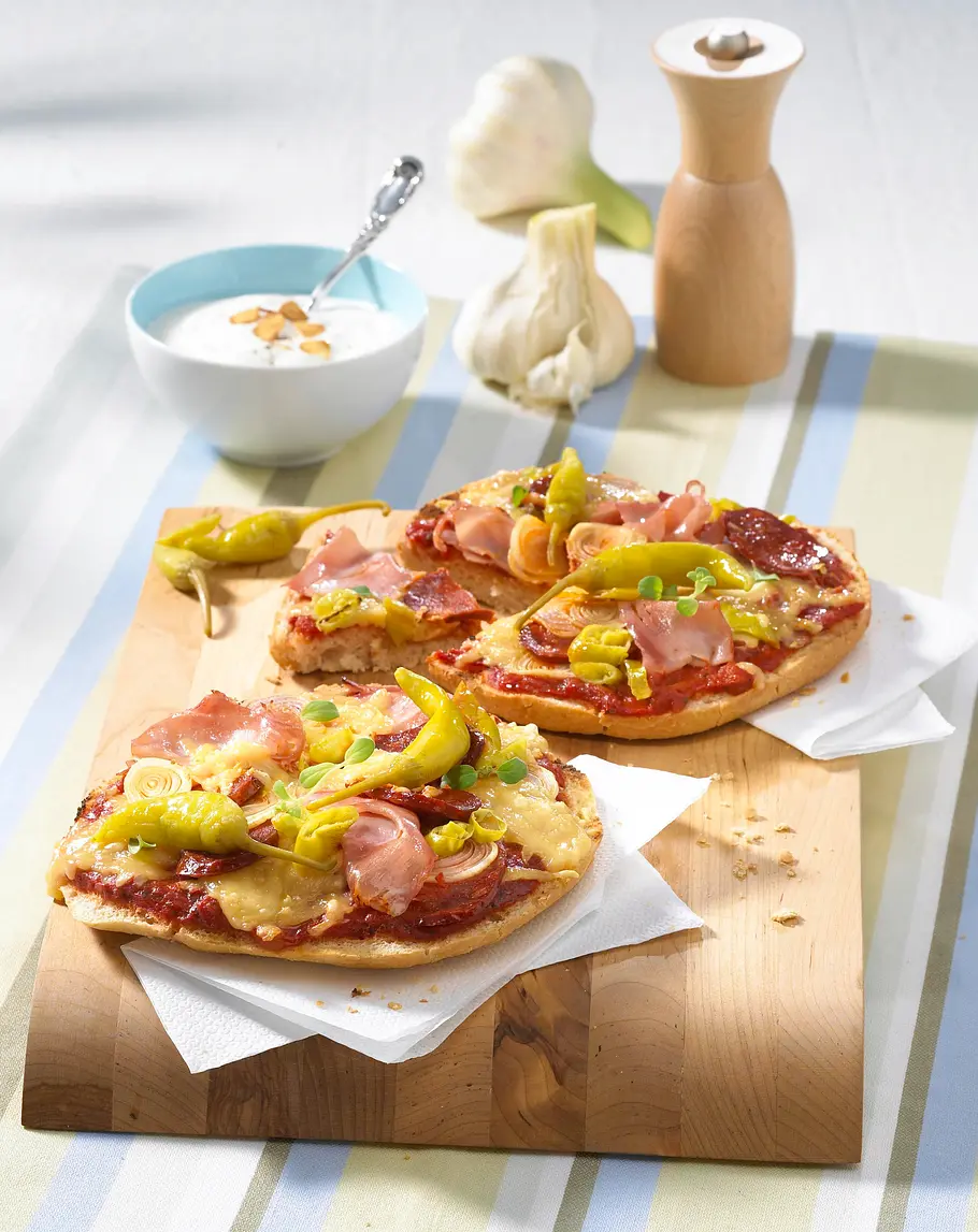 Fladenbrotpizza Schinken-Salami Rezept Fladenbrotpizza Schinken-Salami Rezept