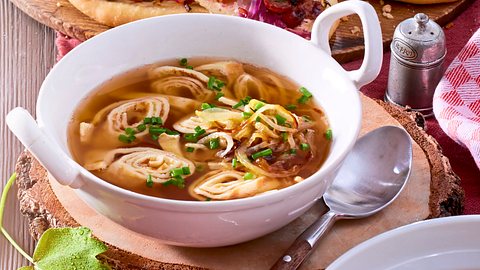 Flädle-Suppe mit Zwiebelschmelze - Foto: House of Food / Bauer Food Experts KG