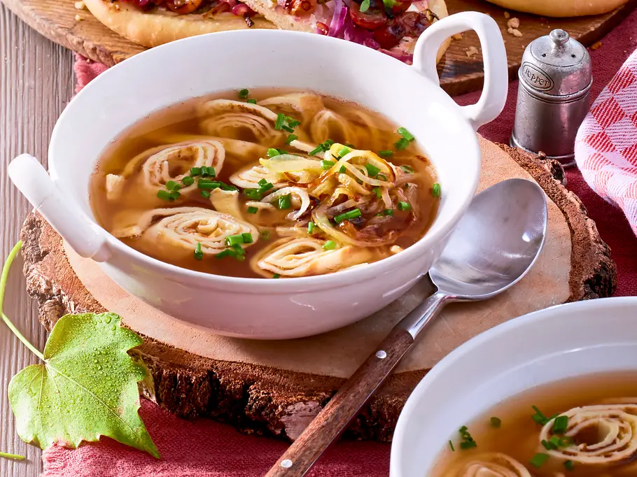 Flädle-Suppe mit Zwiebelschmelze Rezept Flädle-Suppe mit Zwiebelschmelze Rezept