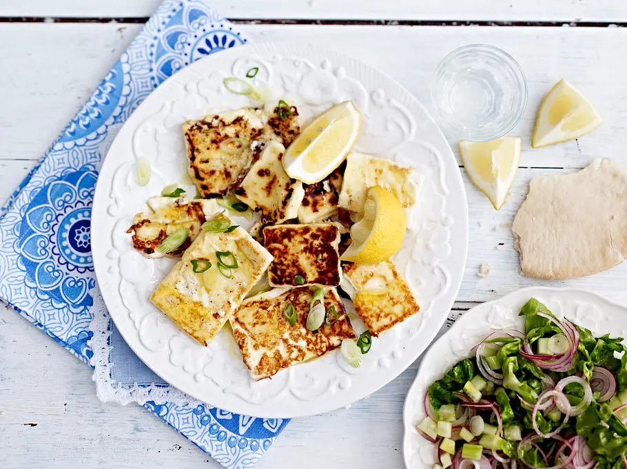 Flambierter Feta aus der Pfanne Rezept Flambierter Feta aus der Pfanne Rezept