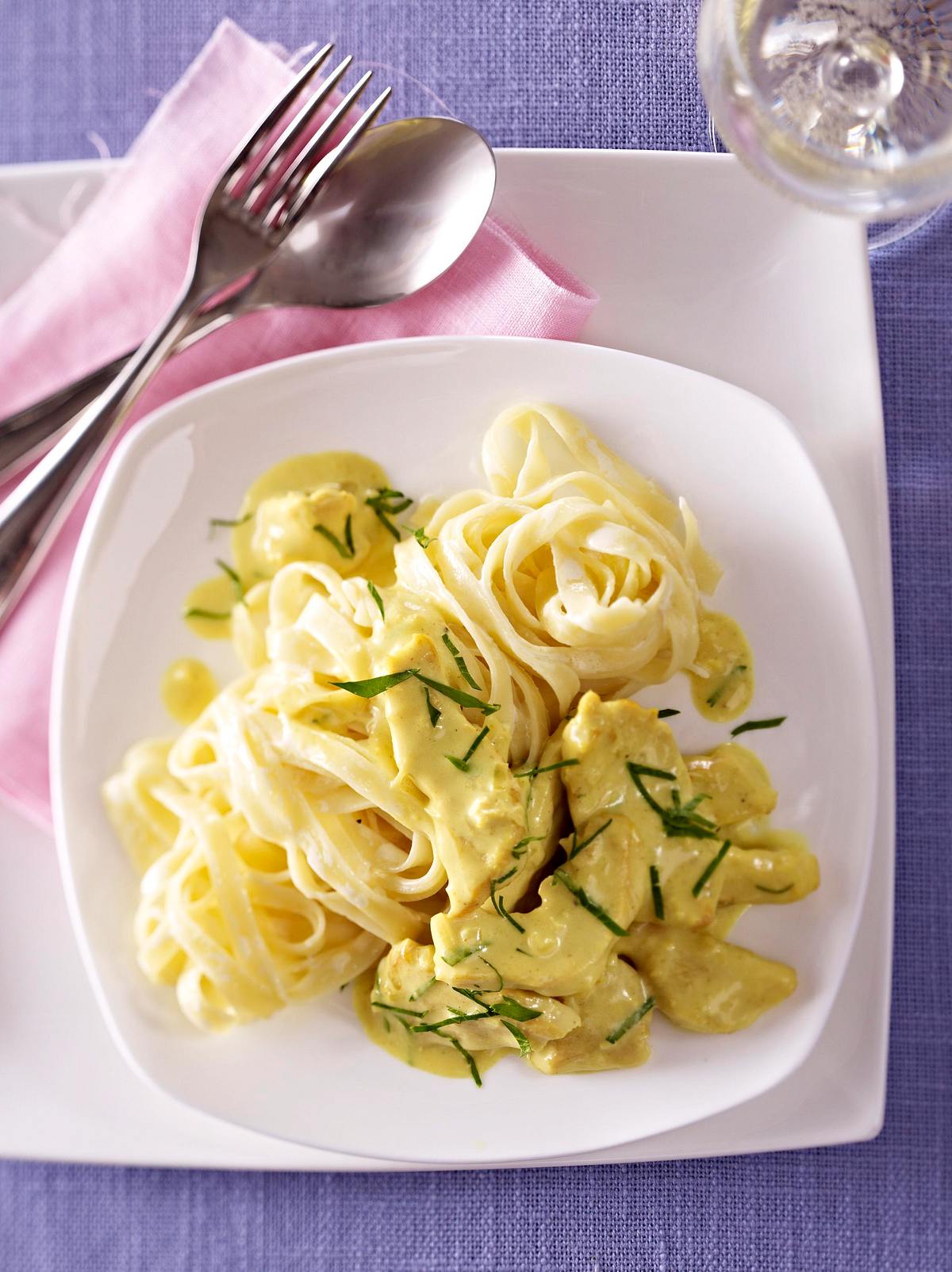 Flambiertes Hähnchen mit Sahne-Tagliatelle Rezept