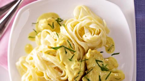 Flambiertes Hähnchen mit Sahne-Tagliatelle Rezept - Foto: House of Food / Bauer Food Experts KG