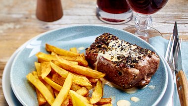 Flambiertes Pfeffer-Steak mit selbstgemachten Pommes frites Rezept - Foto: House of Food / Bauer Food Experts KG