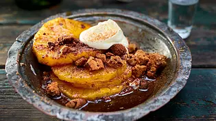 Flammende Ananas mit einem Hauch Anis Rezept - Foto: LECKER @ Bauer Media Group Flammende Ananas mit einem Hauch Anis Rezept - Foto: LECKER @ Bauer Media Group