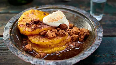 Flammende Ananas mit einem Hauch Anis Rezept - Foto: LECKER @ Bauer Media Group Flammende Ananas mit einem Hauch Anis Rezept - Foto: LECKER @ Bauer Media Group