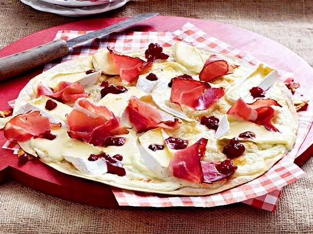 Flammkuchen mit Camembert und Preiselbeeren Rezept Flammkuchen mit Camembert und Preiselbeeren Rezept