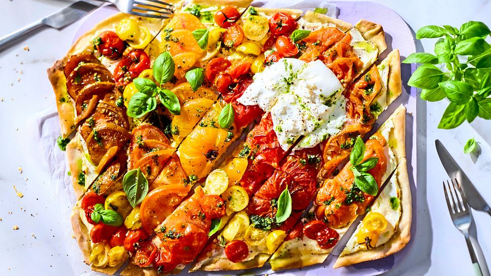 Schräg geschnittener Flammkuchen Caprese-Art mit Fior di Latte und frischem Basilikum - Foto: House of Food / Bauer Food Experts KG