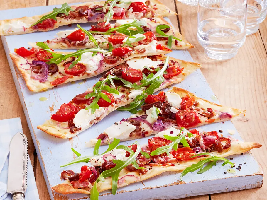 Flammkuchen „flinke Ziege“ mit Datteln & Honig Rezept