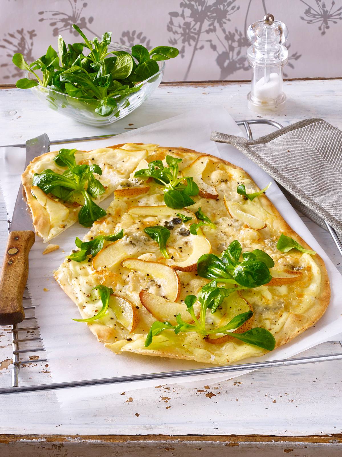 Flammkuchen mit Birne, Gorgonzola und Feldsalat Rezept